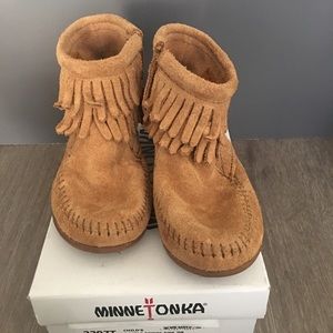 Minnetonka Girls Double Fringe Side Zip boot.